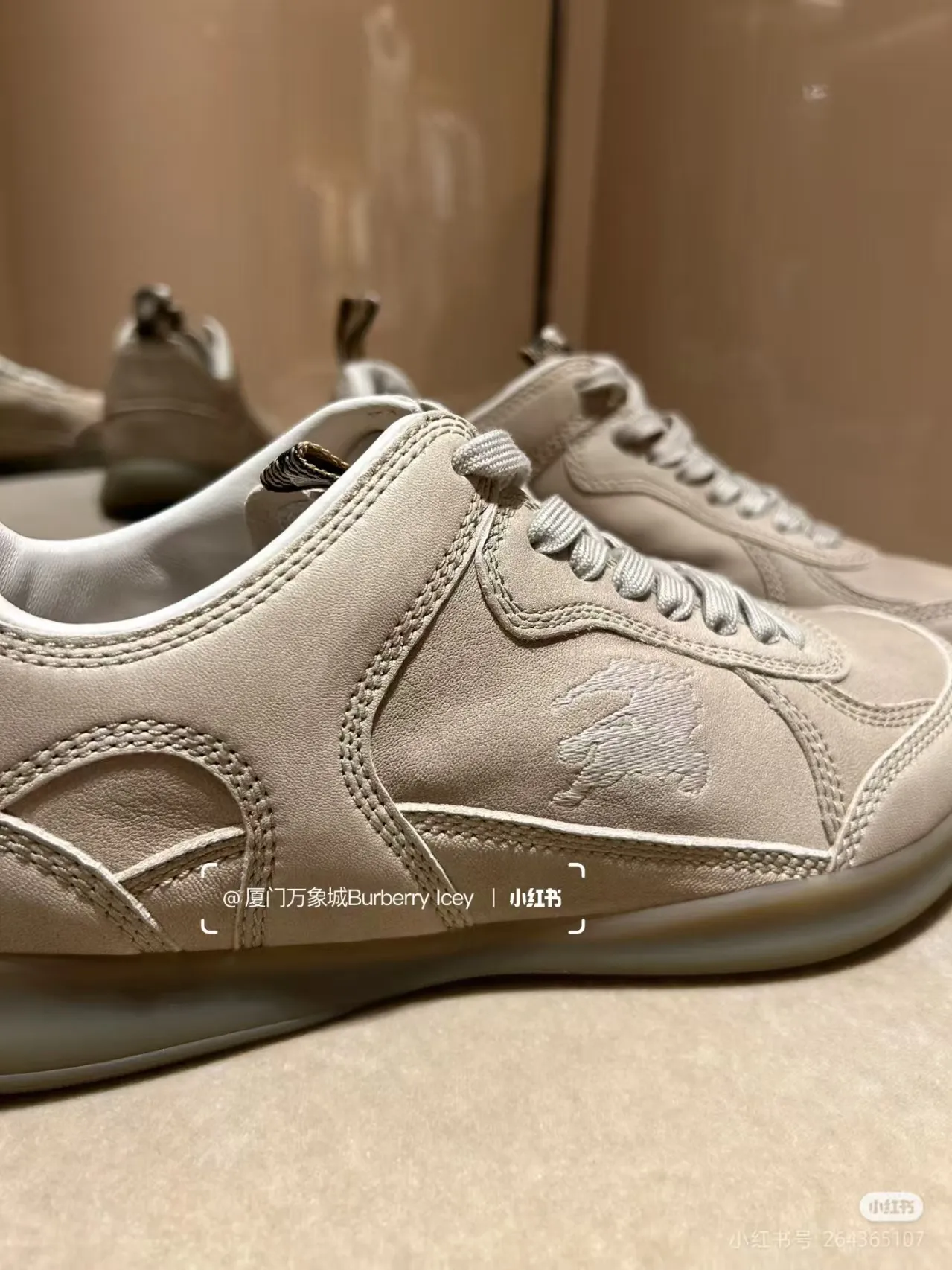 Men's men's shoes💰p420 "Burber＊" SU25 new MATRIX retro sneakers in calfskin. The main style of the summer fashion show is retro and casual, lightweight and comfortable. Burberry made its debut at the brand's 2025 summer fashion show. Made of refined Italian leather with tonal topstitching details, it's inspired by sporty design. Paired with lightweight soles and Burberry check sneakers, they are embellished with embroidery of the brand's Equestrian Knight logo (EKD). - Lace-up design - EKD embroidery on the side - EKD embroidery on the sole Size 38-44